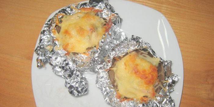 Patatas bajo una tapa de queso