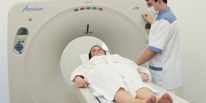Médico realiza tomografia computadorizada em uma mulher