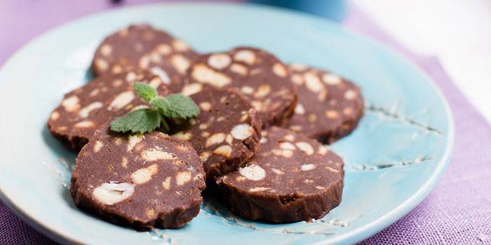 Pedaços de salsicha de chocolate num prato