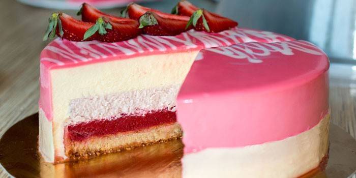 Pastel de mousse de fresa cortada