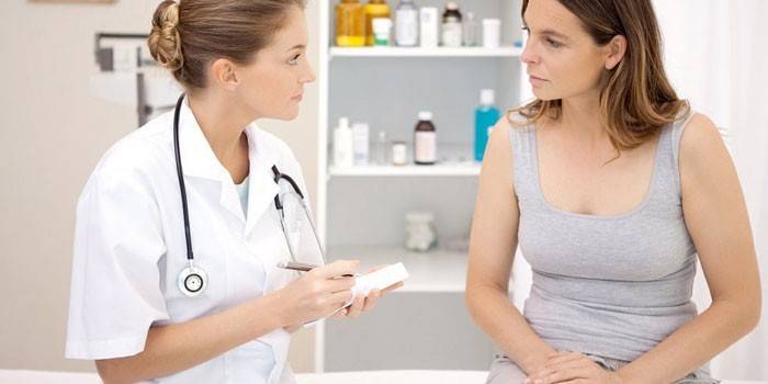 Mujer en la cita del doctor