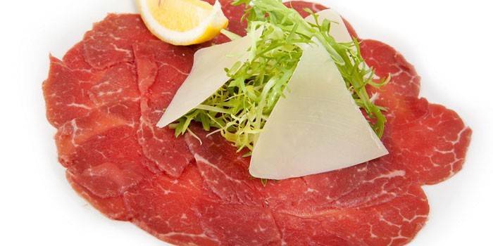 Hotové hovädzie carpaccio s parmezánom a šalátom