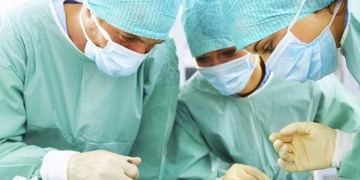 Médicos realizam uma operação