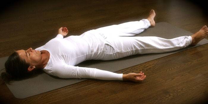 Garota faz yoga nidra no corredor
