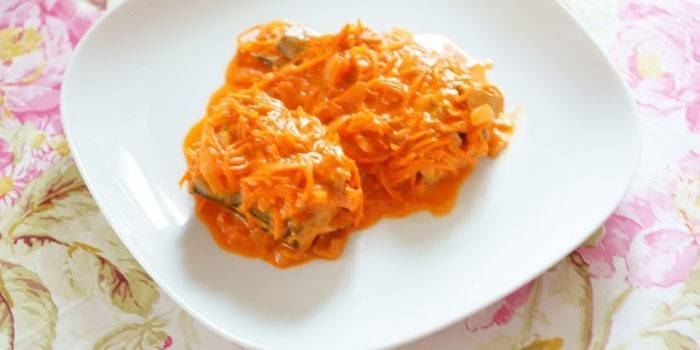 Pedaços de pollock sob cebola e marinada de cenoura
