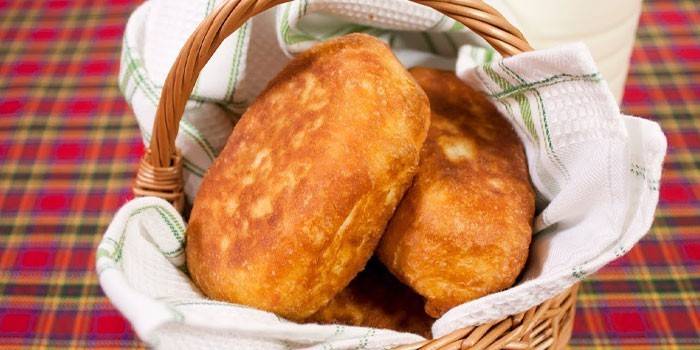 Vyprážané pečivo Kefir s jablkovou náplňou v koši