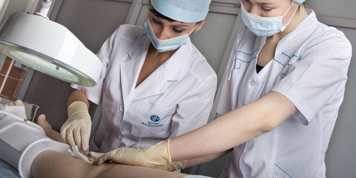 Angiologista realiza uma operação nas veias das extremidades inferiores