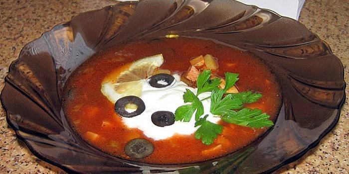 Caldo de carne solyanka