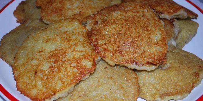 Vyprážané palacinky plnené mletým mäsom a syrom