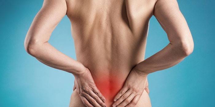 Mulher colocou as mãos na parte inferior das costas