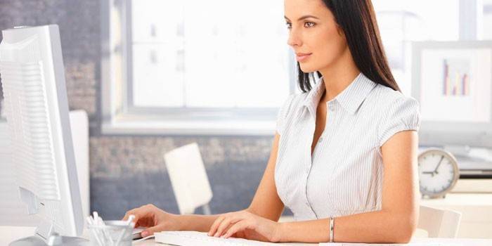 A menina trabalha no computador