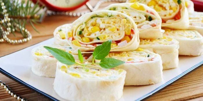 Bułki Lavash nadziewane sałatką z kraba z kukurydzą