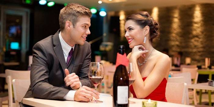 Mężczyzna i kobieta w restauracji