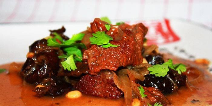 Rosbife e ameixas