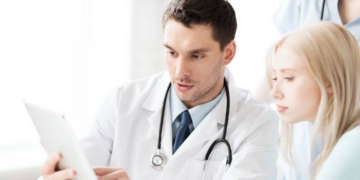 Garota na consulta do médico