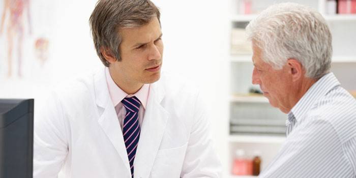 Homem na consulta do médico