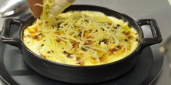 Patatas gratinadas en forma de queso y crema