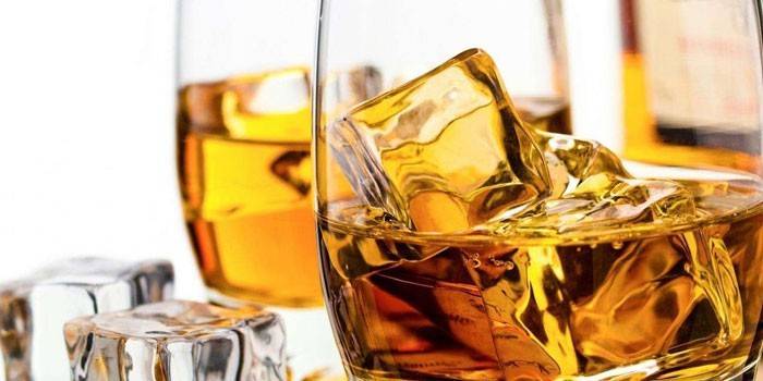Whisky w szklance