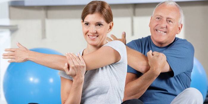 Homem mulher, em, um, classe, em, fisioterapia, exercícios