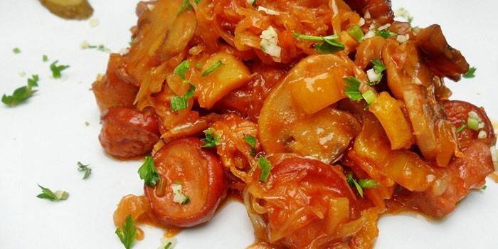 Mezcla de repollo con champiñones y salchichas
