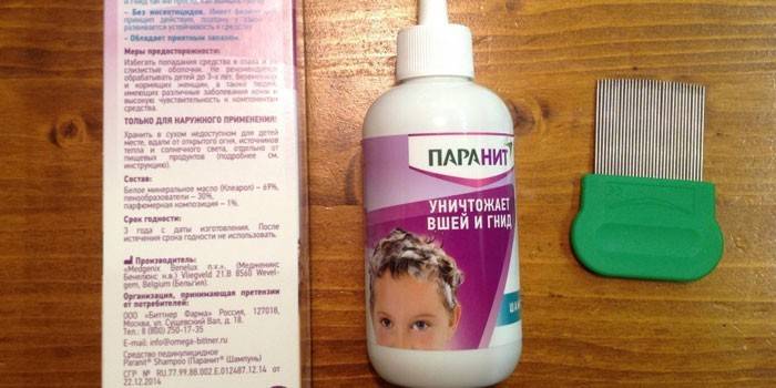 Shampoo Paranit com instruções de uso e um pequeno pente
