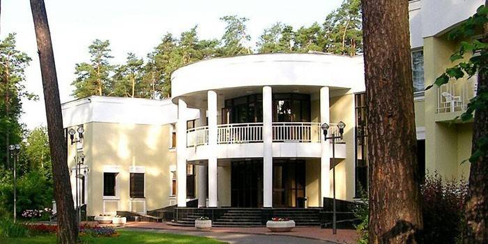 A entrada principal do sanatório Bas Chagda