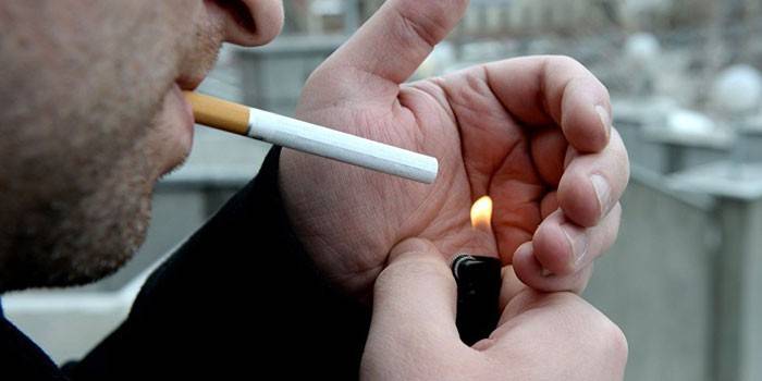 Hombre fuma
