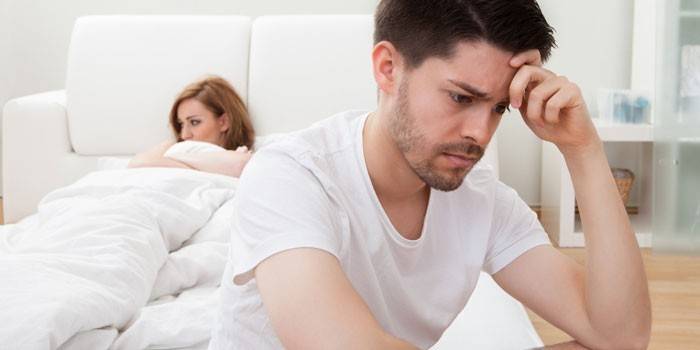 Hombre y mujer en cama