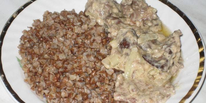 Stroganoff de ternera con cebolla de hígado de pollo en salsa de crema agria con gachas de trigo sarraceno
