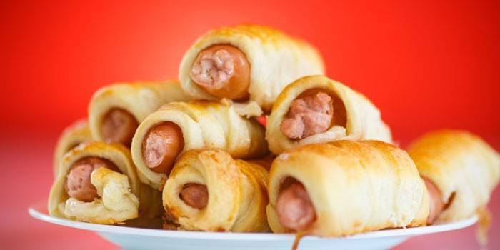 Salchichas con queso en hojaldre en un plato
