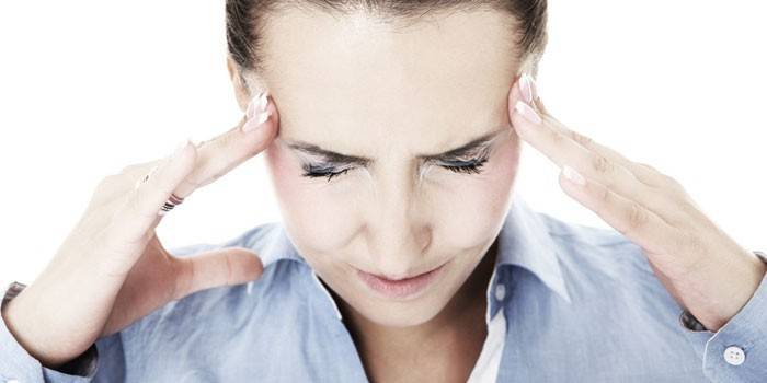 La niña tiene un ataque de migraña.