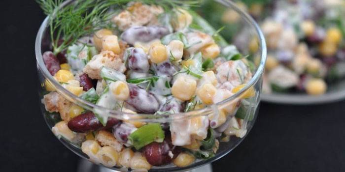 Salada com cogumelos, milho e feijão