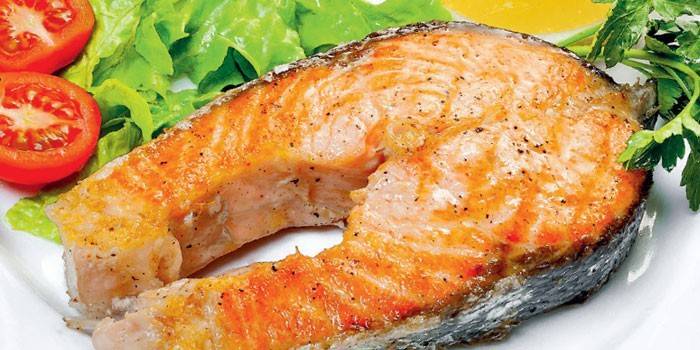 Listo filete de salmón en un plato
