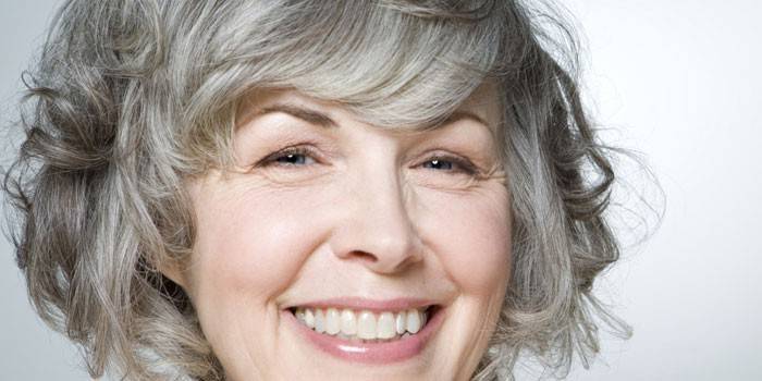 Mulher, com, cabelo cinzento