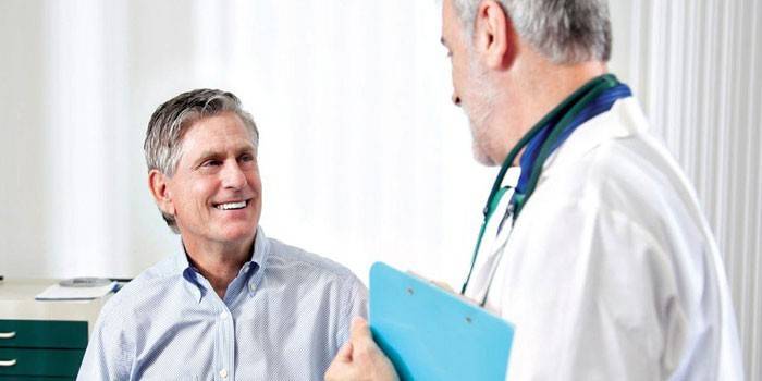 Um homem conversando com um médico