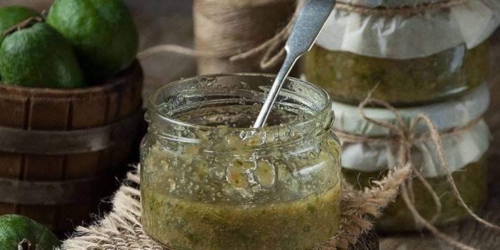 Jarras de feijoa raladas com açúcar