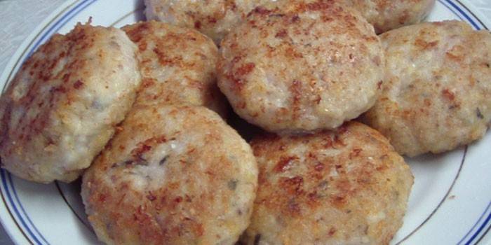 Bolinhos de peixe em um prato