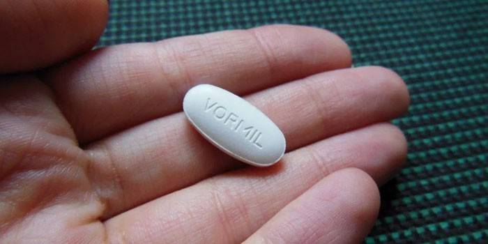 Tablet podawany w dłoni