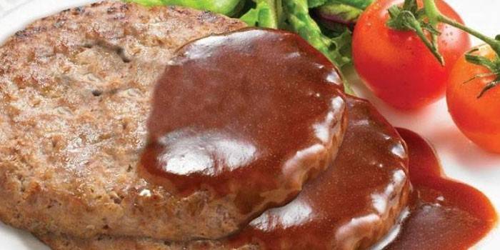 Bife de carne moída com molho