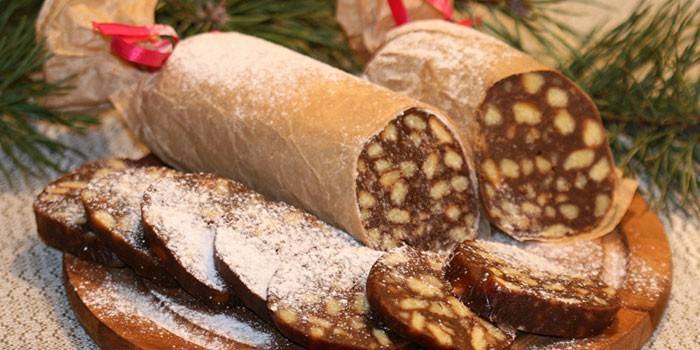 Salsicha de chocolate em uma placa de corte