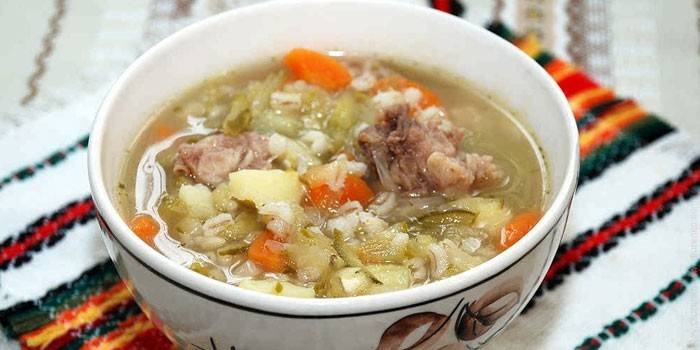 Marynata z mięsem, jęczmieniem perłowym i marynatami w talerzu