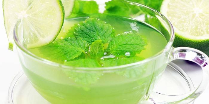 Té verde con menta y lima en una taza
