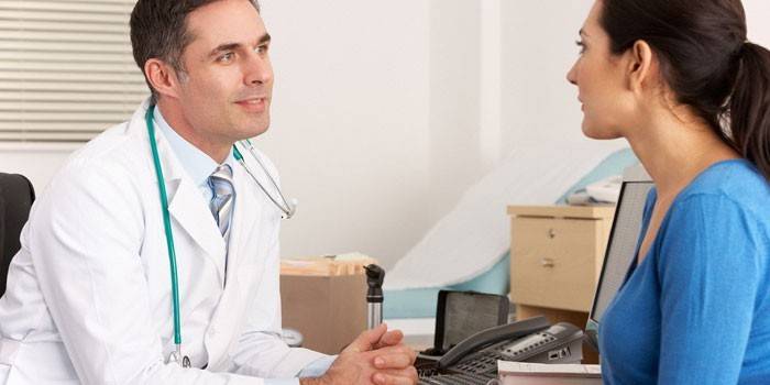 Mulher na consulta com um médico