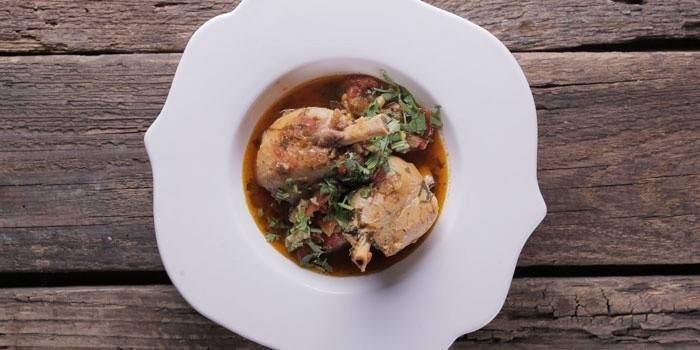 Chakhokhbili de pollo con vino tinto