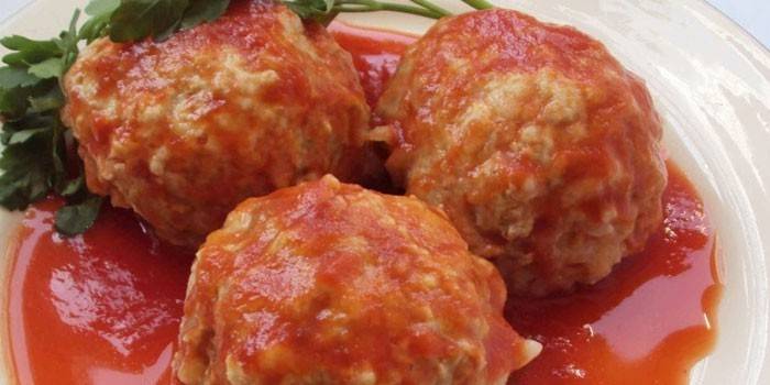 Albóndigas en salsa de tomate en un plato