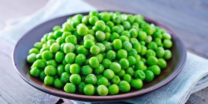 Guisantes verdes frescos en un plato