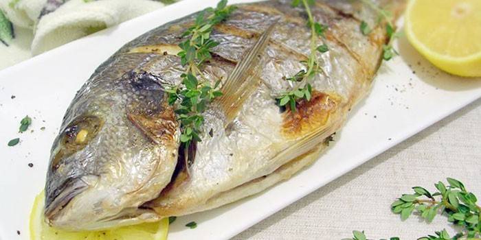 Ryba dorado pieczona w piekarniku z cytryną i tymiankiem