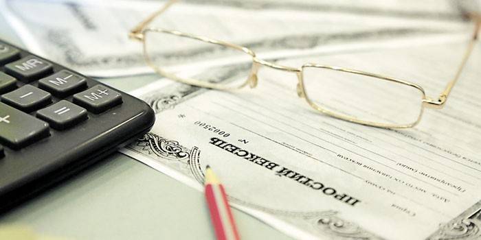 Pagaré, gafas y calculadora