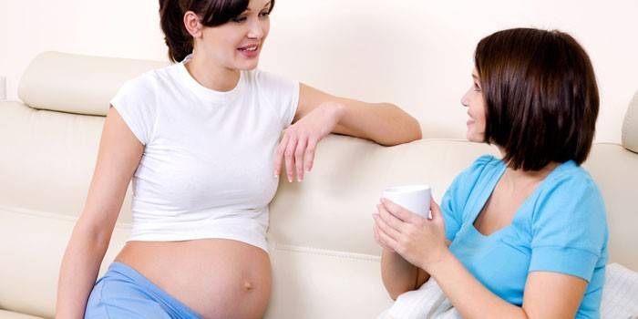 Mujer y niña embarazada