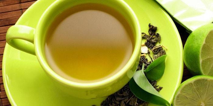 Chá verde em uma xícara e cal